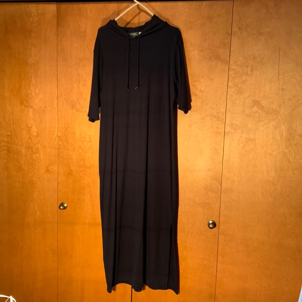 Beach cover up in a very dark navy blue. Perfect for going in to lunch.